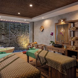 Couples treatment room(s), sauna, hot tub, steam room, body treatments