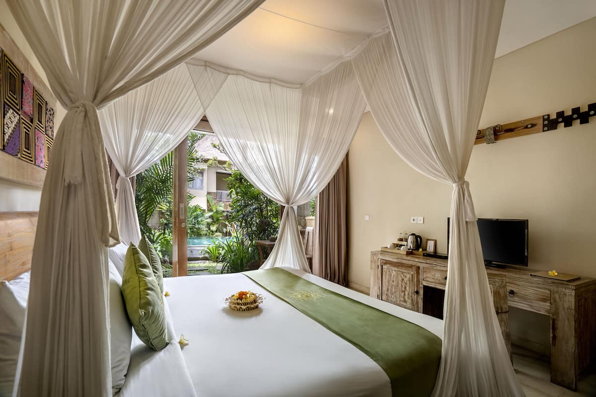 Deluxe Double or Twin Room with Balcony and Daily Afternoon Tea | 迷你吧、客房內保險箱、書桌、遮光布/窗簾