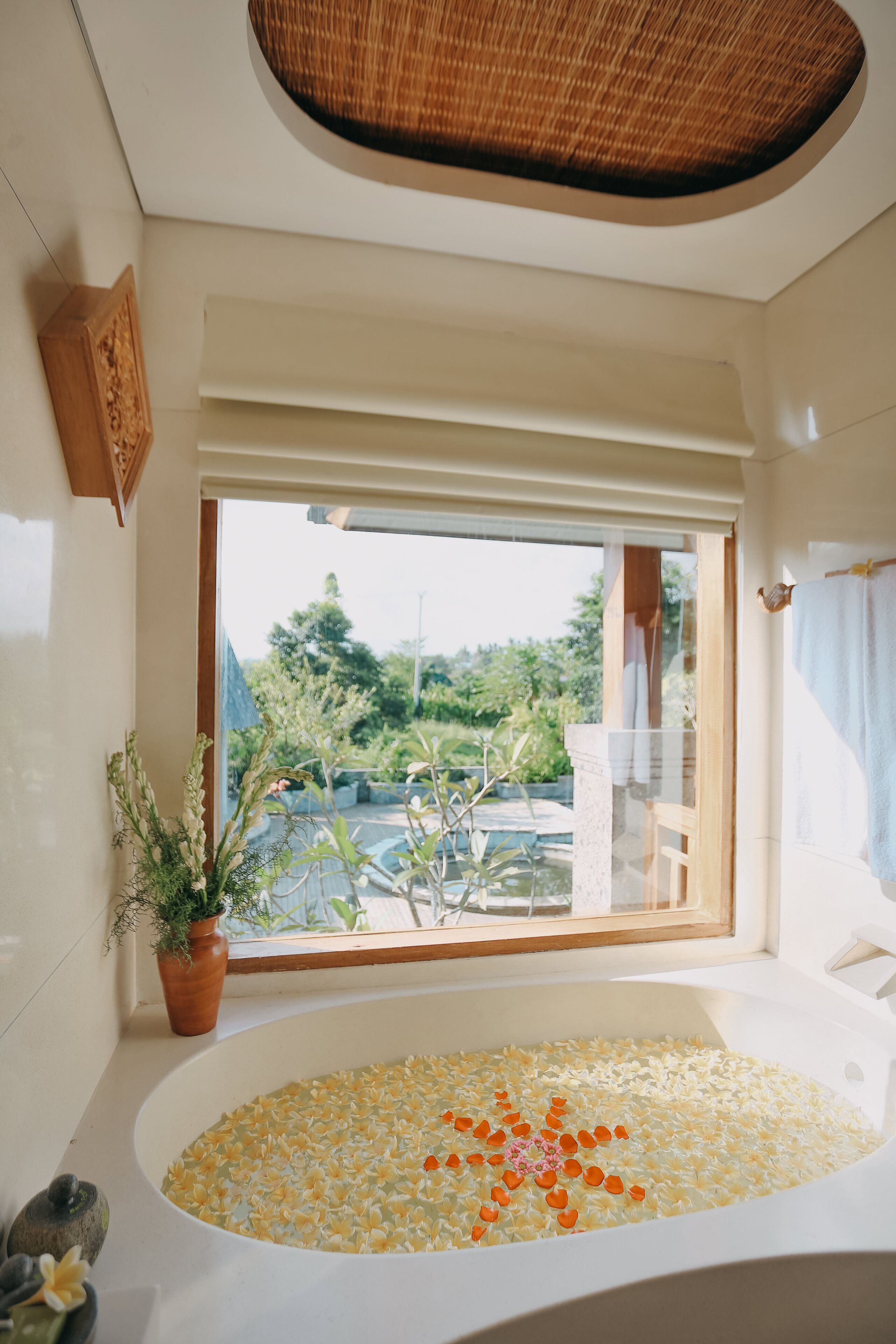 luxury suite, 1 double bed (with daily afternoon tea) | bathroom | free toiletries, hair dryer, bathrobes, slippers