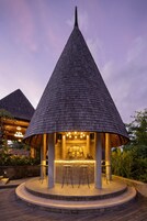 Μπαρ δίπλα στην πισίνα