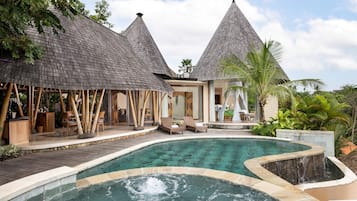 Luxury Royal Private Pool Villa with Jacuzzi with Daily Afternoon Tea | Área de sala de estar | Televisión