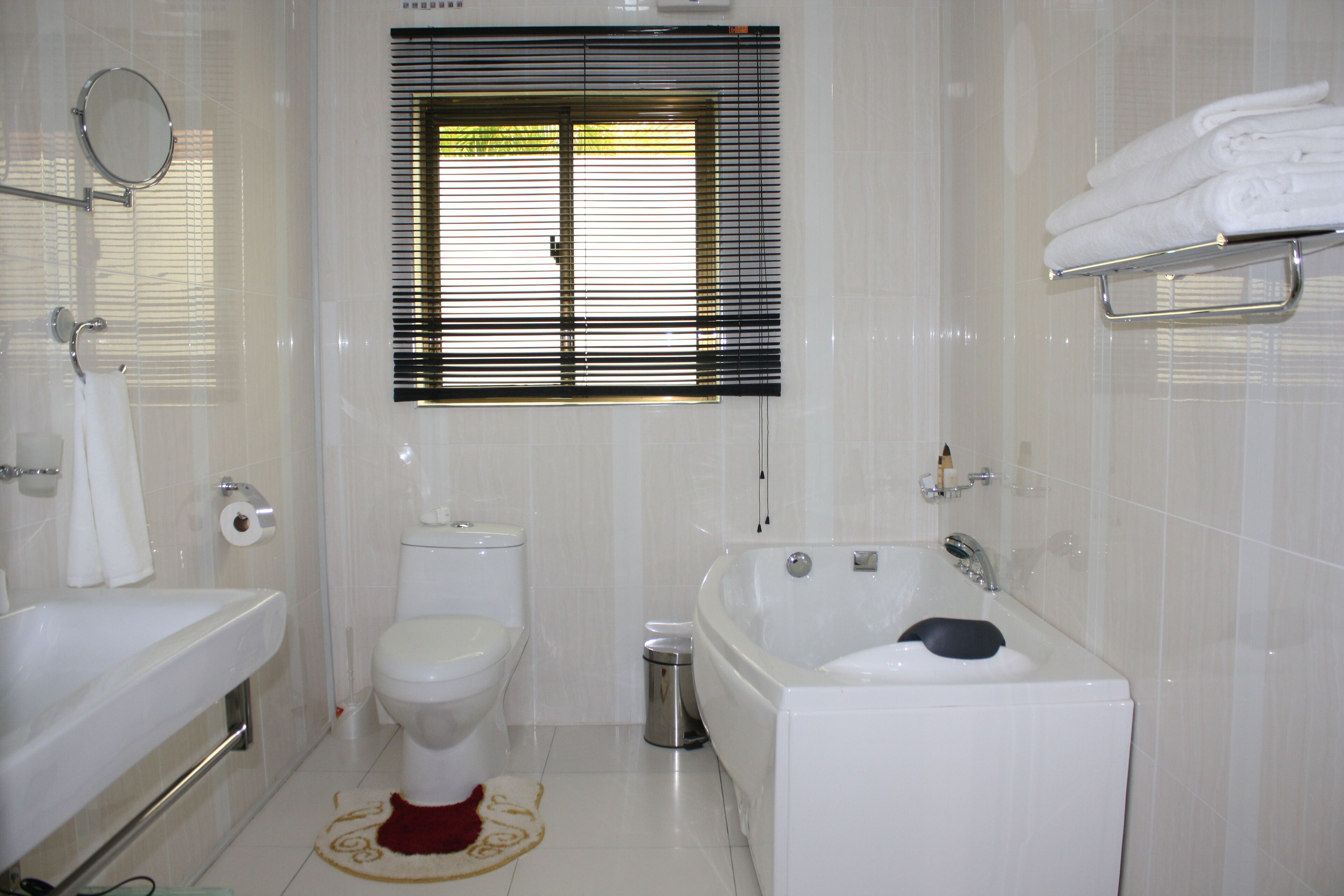 Un baño con bañera, inodoro y lavabo.