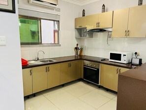 Réfrigérateur, cafetière/bouilloire, bouilloire électrique