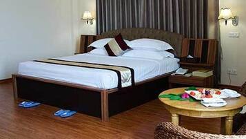 Deluxe Room | Minibar, in-room safe, desk, blackout drapes