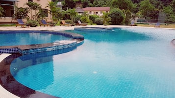 Hồ bơi ngoài trời