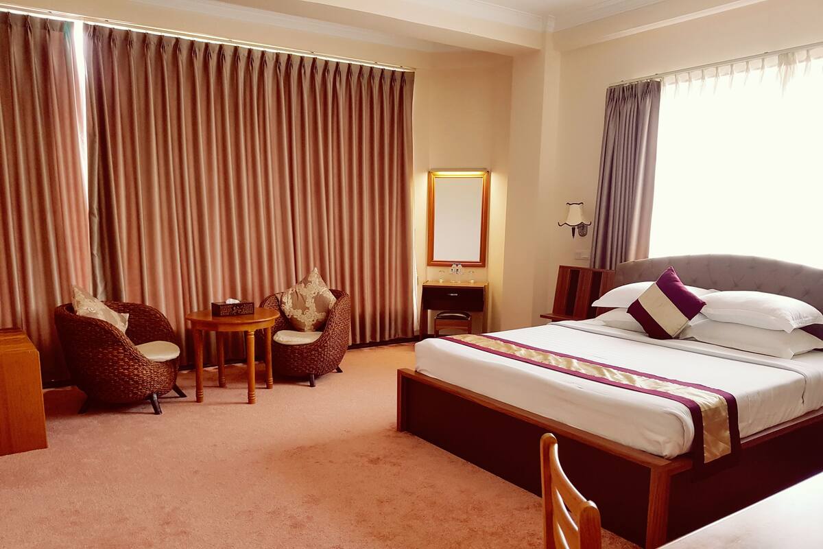 Suite | Minibar, una cassaforte in camera, una scrivania, tende oscuranti