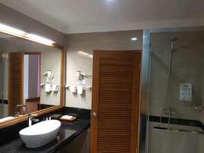 Combined shower/bathtub, free toiletries, hair dryer, slippers - Oattara Thiri Hotel (Oattara Thiri Township)