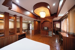 Bureau, espace de travail pour ordinateur portable, rideaux occultants