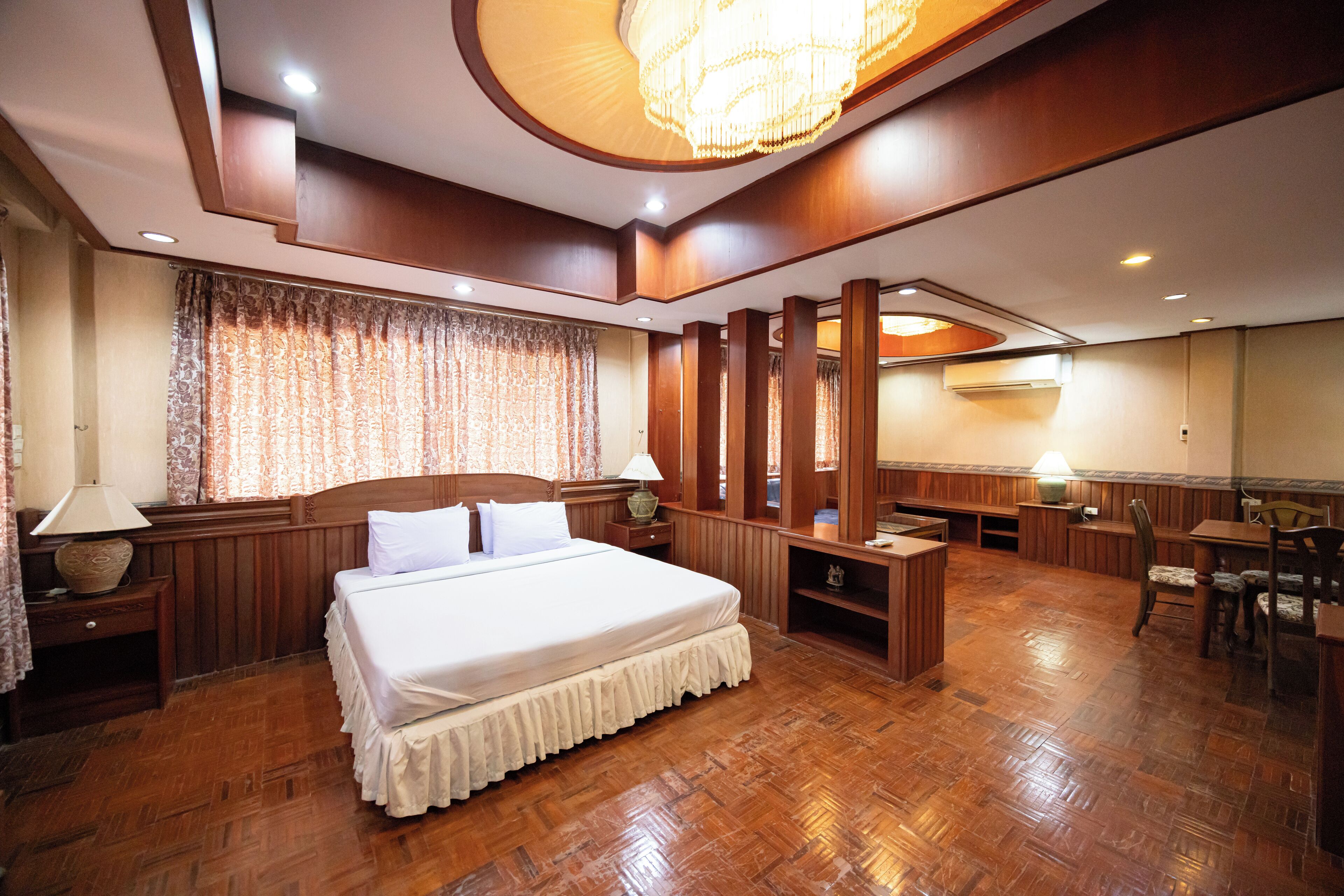 Suite Signature | Bureau, espace de travail pour ordinateur portable, rideaux occultants