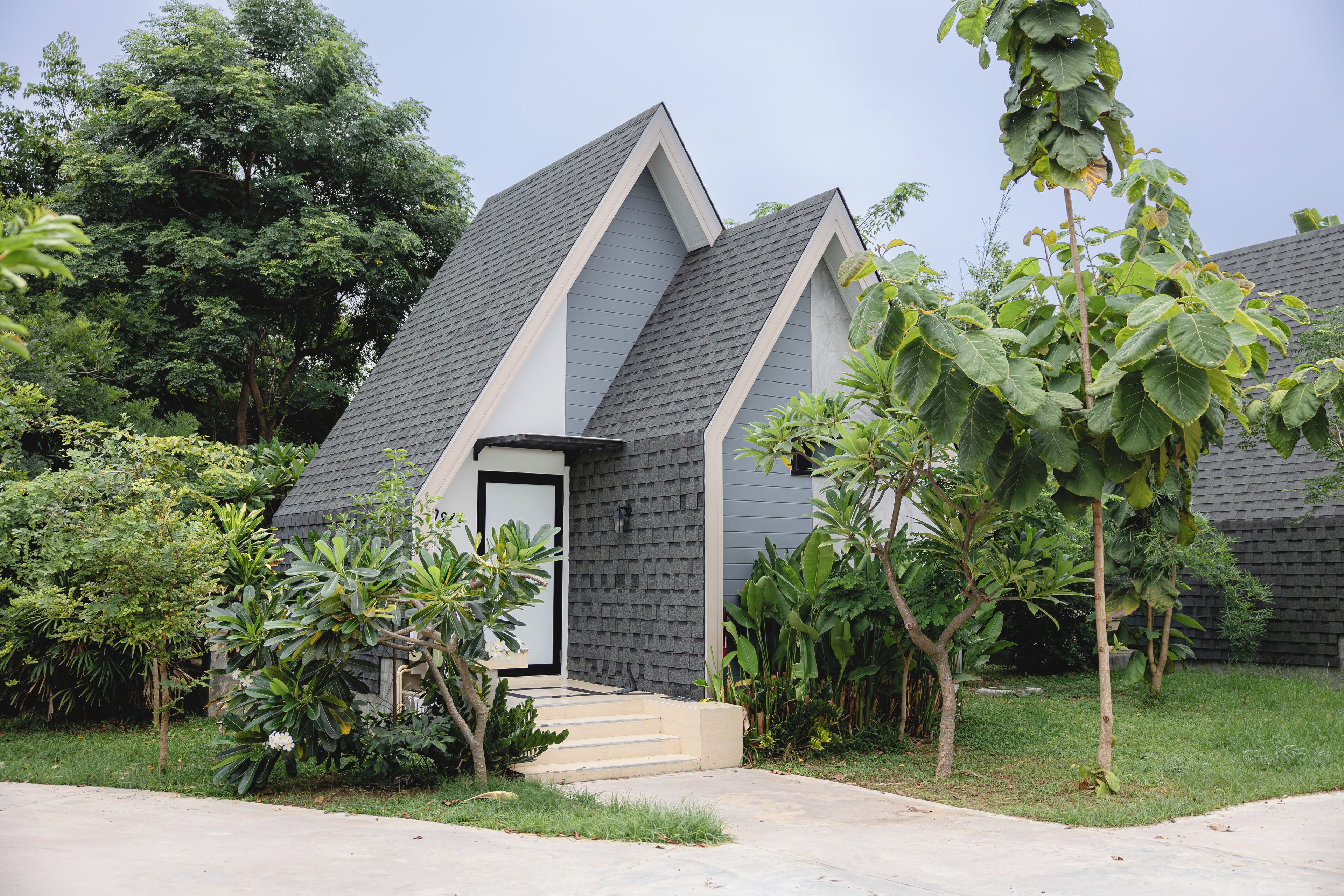 مكتب ومساحة عمل للكمبيوتر المحمول وستائر تعتيم