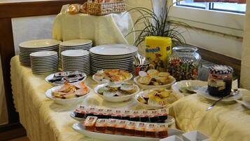Daily cooked-to-order breakfast (EUR 12.50 per person)