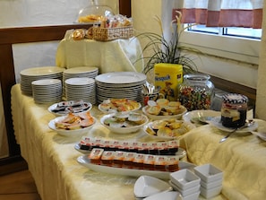 Frukost enligt egen beställning varje dag (EUR 12.50 per person)