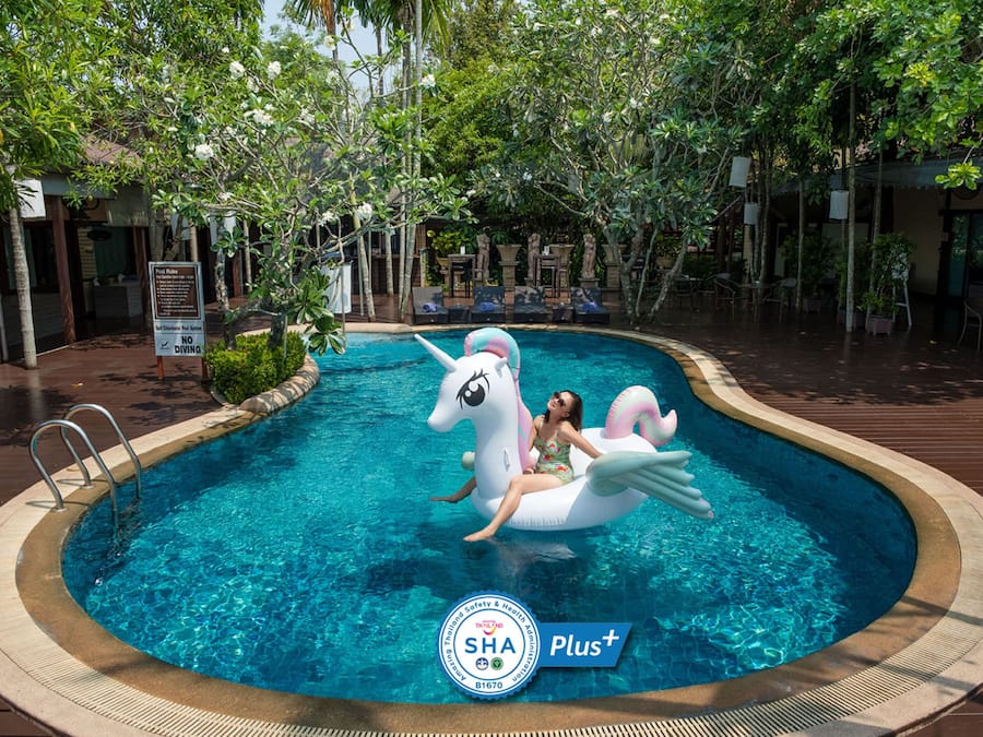 2 hồ bơi ngoài trời, dù/ô trên bãi biển/hồ bơi, ghế dài tắm nắng