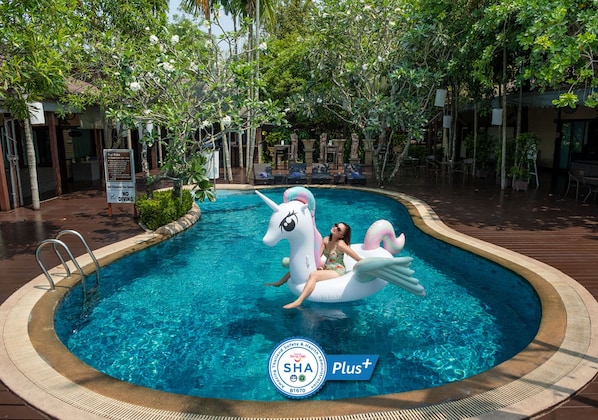 2 piscinas al aire libre, sombrillas, tumbonas