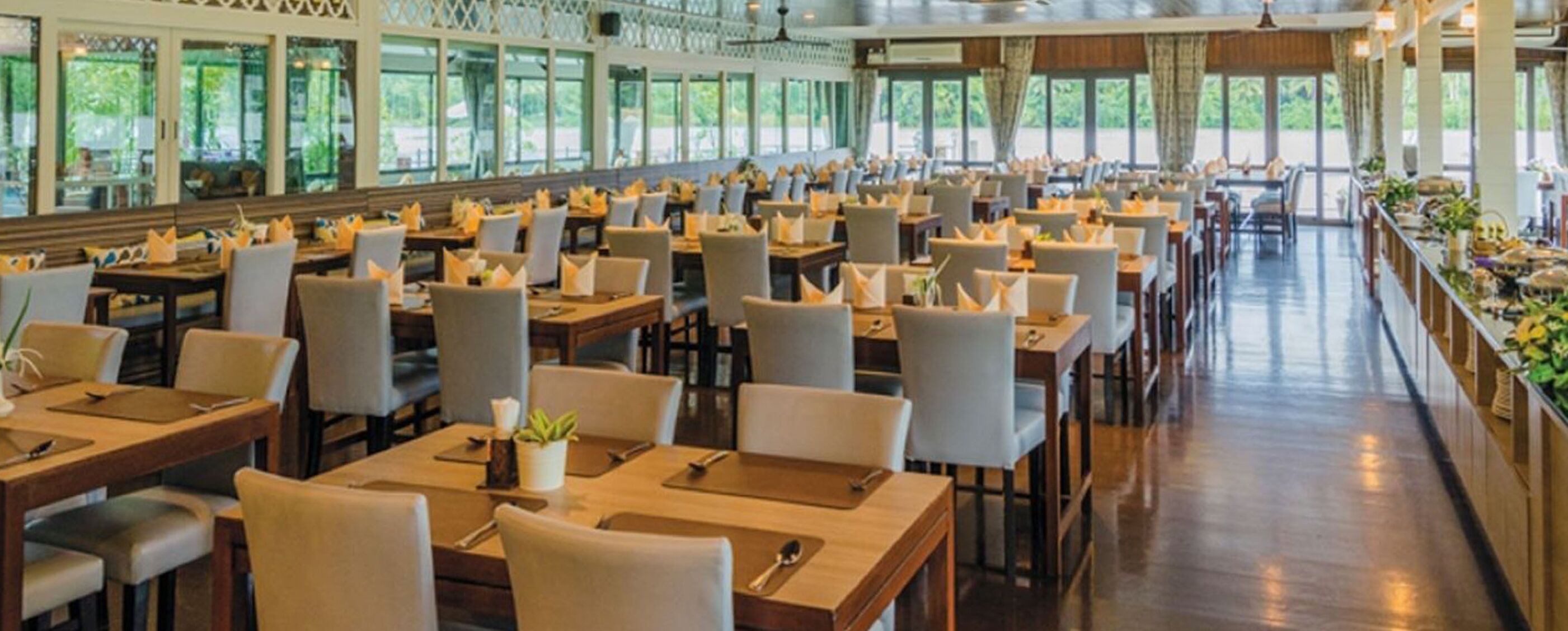 Petit déjeuner, déjeuner et dîner servis sur place, plats Cuisine thaï 