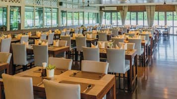 Breakfast, lunch, dinner served; Thai cuisine