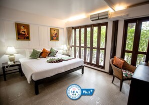 Habitación doble superior | Caja fuerte, escritorio, cortinas opacas y wifi gratis