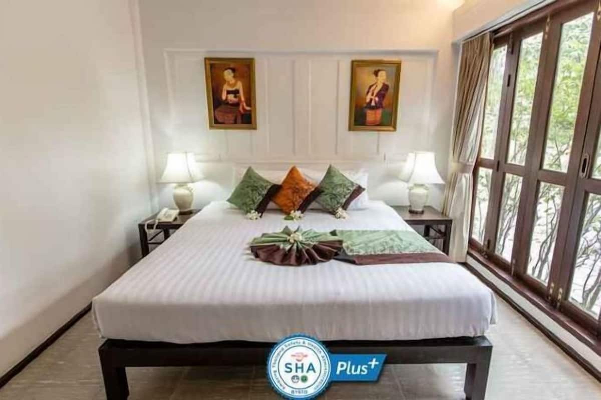 In-room safe, desk, blackout drapes, free WiFi