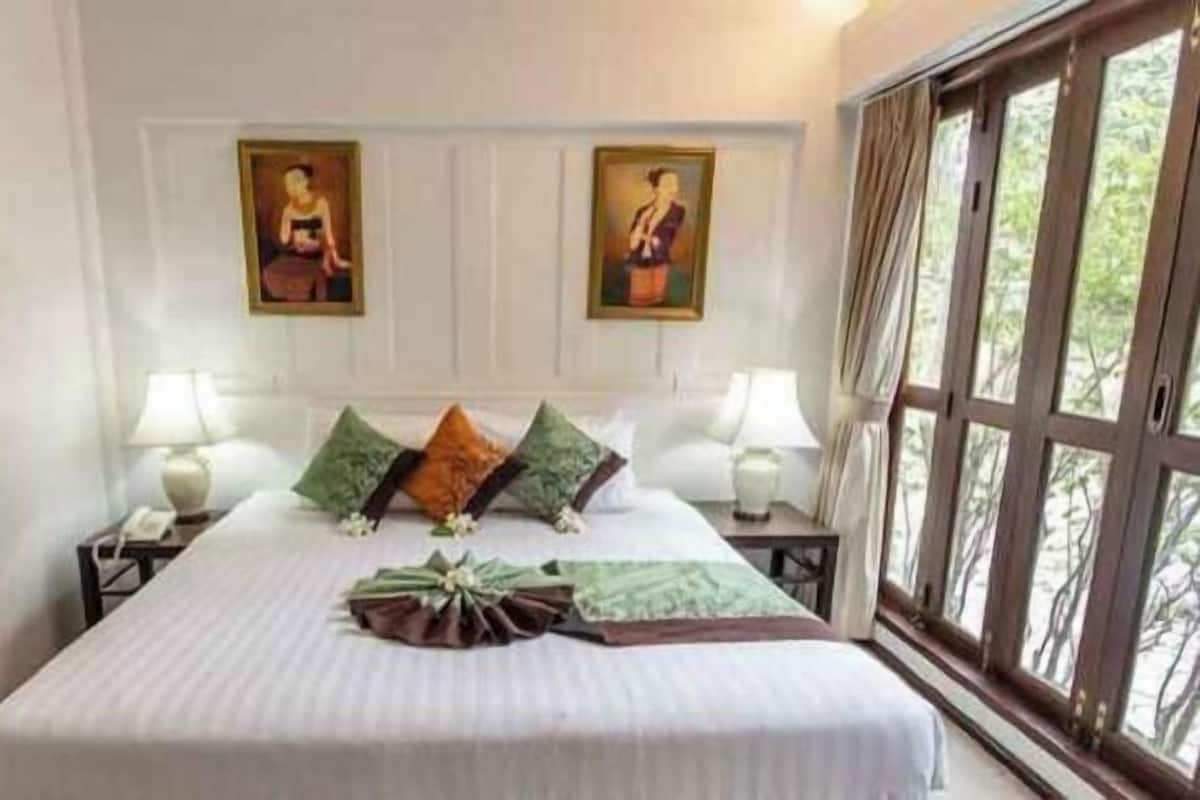 Caja de seguridad en la habitación, escritorio y cortinas blackout