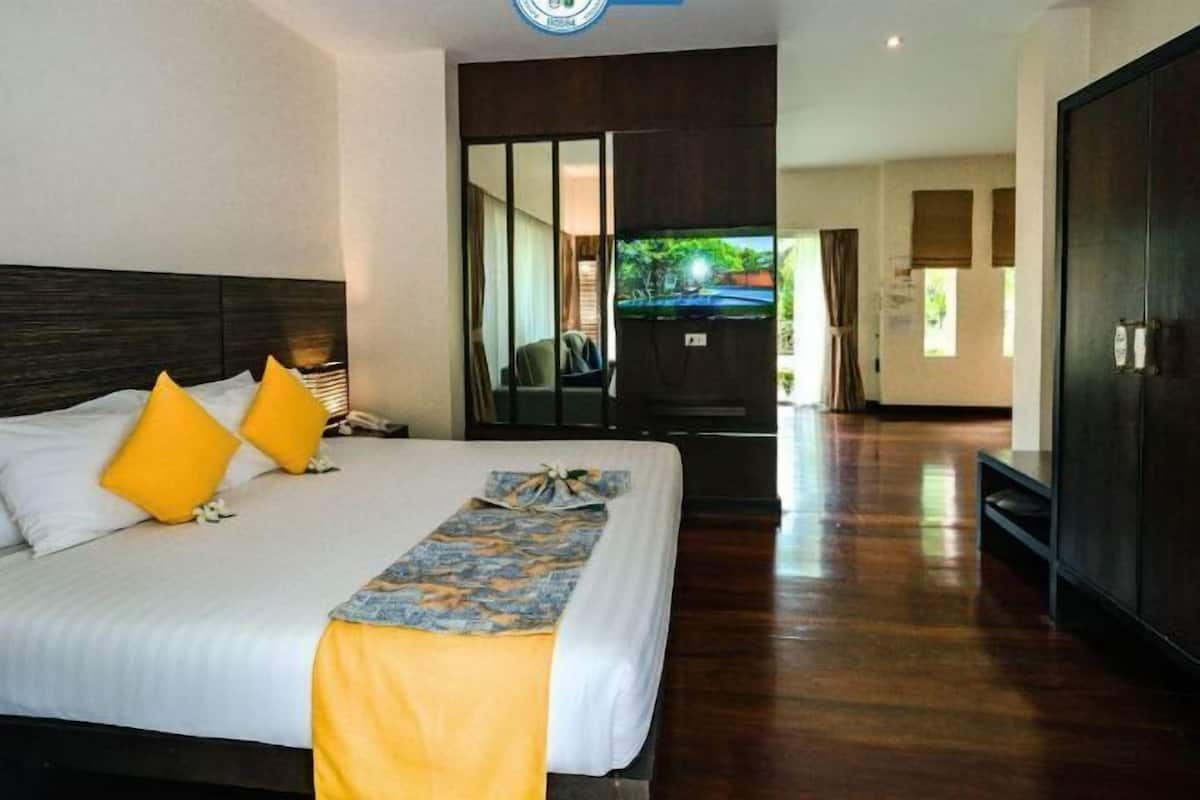 In-room safe, desk, blackout curtains, free WiFi