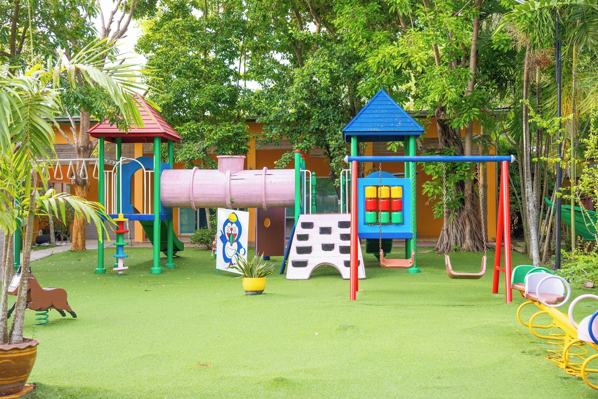 Un parque infantil con diversas estructuras de juego, como toboganes, columpios y escaleras.