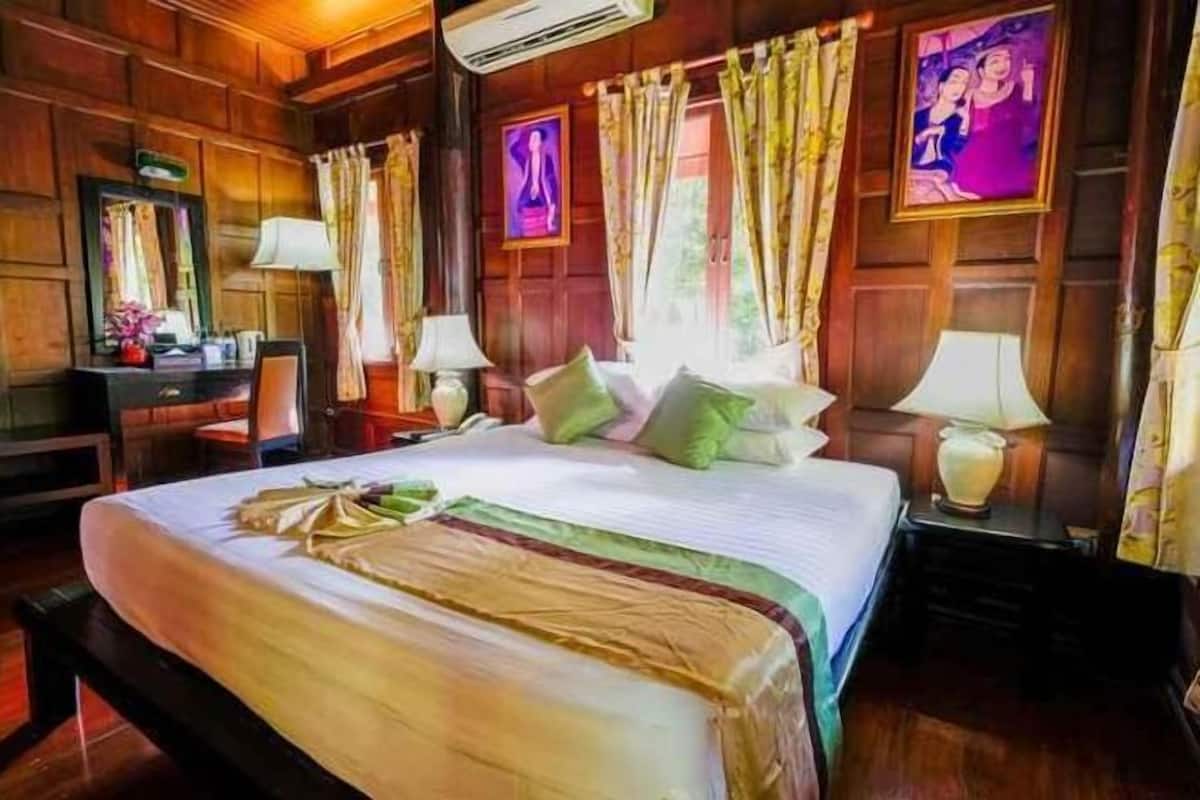 In-room safe, desk, blackout drapes, free WiFi