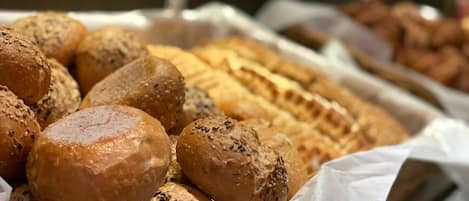 Variedad de panes y pasteles expuestos en una panadería.