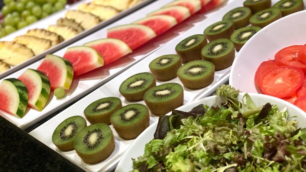 A buffet with various fruits and salads. - Fletcher Hotel - Restaurant Oss (Oss)