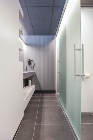 Junior suite | Badkamer |  milieuvriendelijk toiletgerief, een haardroger, handdoeken, zeep