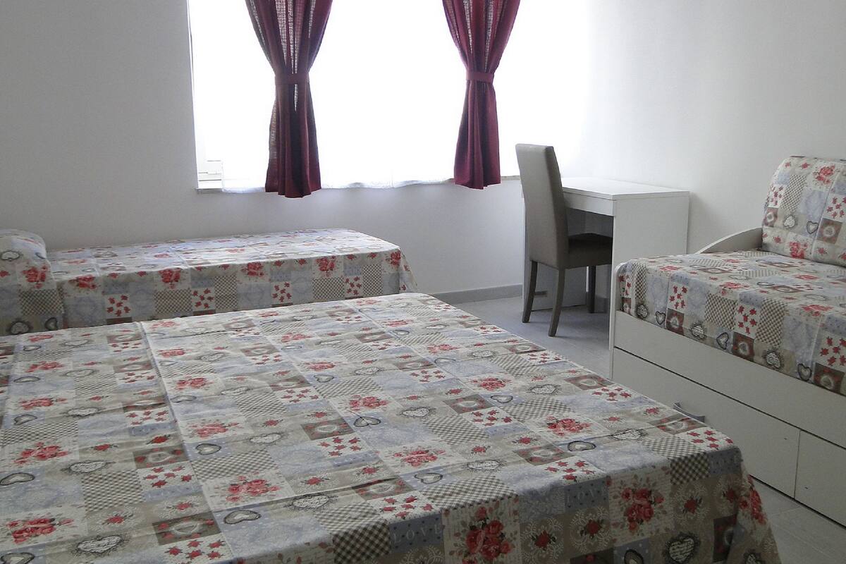 Phòng Tiêu chuẩn, phòng tắm riêng (external) | Bàn, giường gấp/giường phụ (phụ phí)