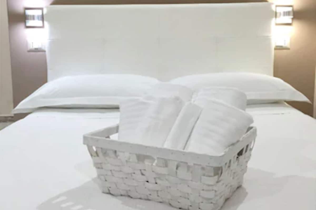 Habitación doble estándar | 1 habitación, caja de seguridad en la habitación y escritorio