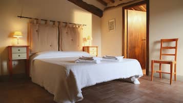 Doppelzimmer | Hochwertige Bettwaren, Schreibtisch, kostenloses WLAN, Bettwäsche