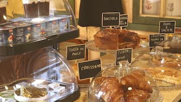 Desayuno de autoservicio incluido todos los días