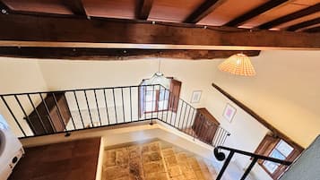 Ropa de cama de alta calidad, escritorio, wifi gratis y ropa de cama