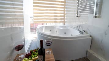 King Suite | Bathroom | Shower, free toiletries, hair dryer, slippers
