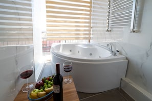 King Suite | Bathroom | Shower, free toiletries, hair dryer, slippers - Holiday Business Otel (Istanbul)