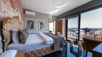 King Suite | Living area