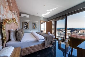 King Suite | Living area