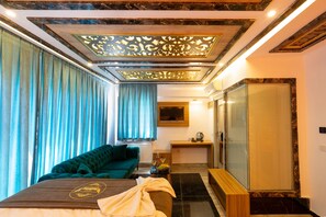 Phòng Deluxe | Bộ đồ giường cao cấp, minibar, két bảo mật tại phòng 