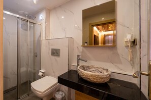 Deluxe Room | Bathroom