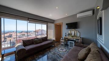 King Suite | Living area