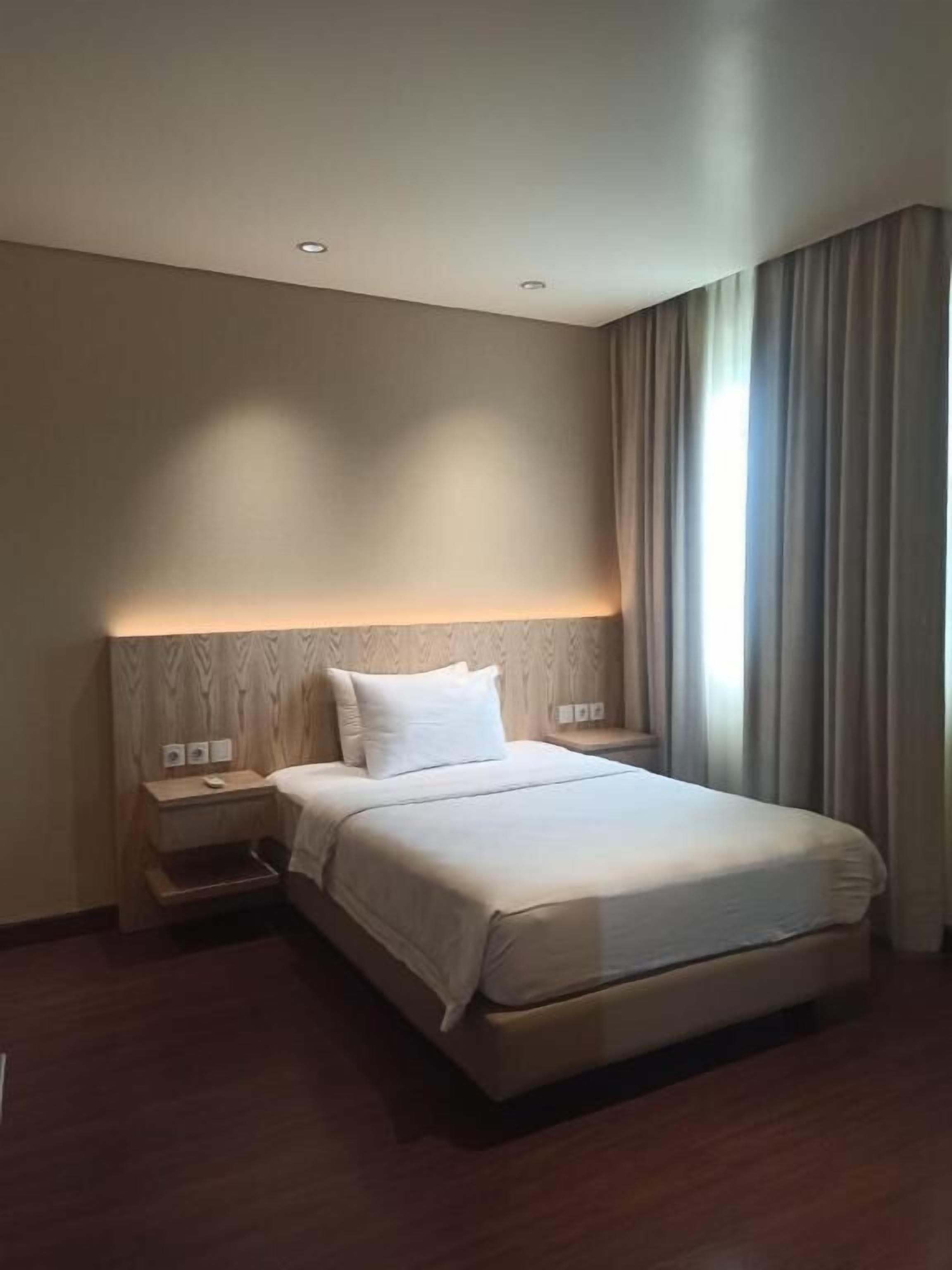 Roupas de cama premium, escrivaninha, espaço de trabalho para notebook