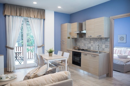 Family 7 Ospiti | Living area | 32-inch flat-screen TV with digital channels, TV