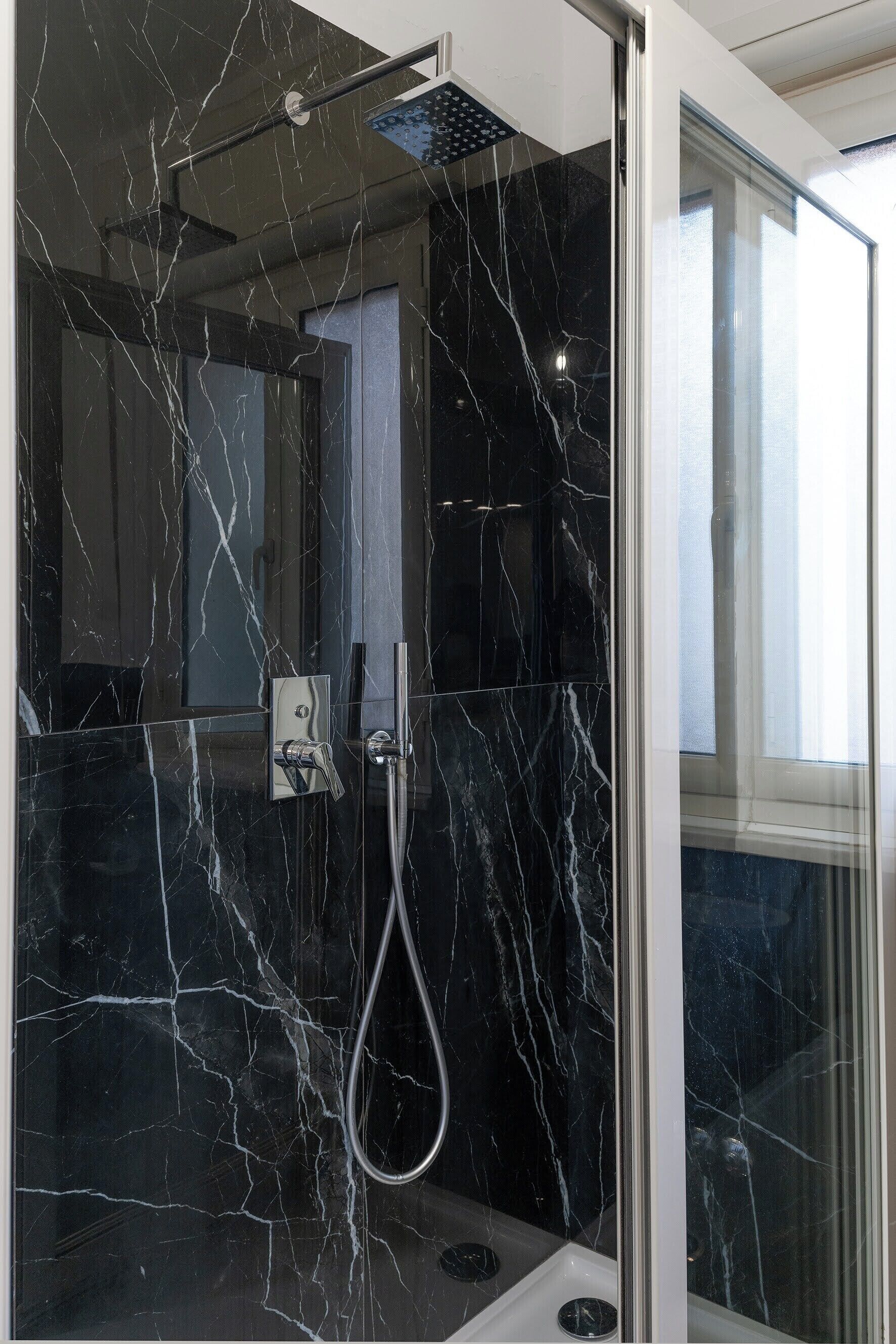 Executive 6 Ospiti | Bathroom | Shower, rainfall showerhead, free toiletries, hair dryer