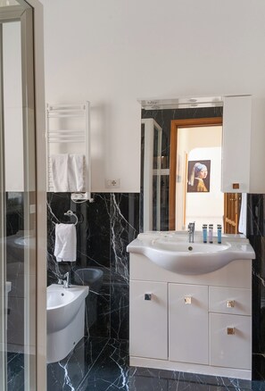 Executive 6 Ospiti | Bathroom | Shower, rainfall showerhead, free toiletries, hair dryer