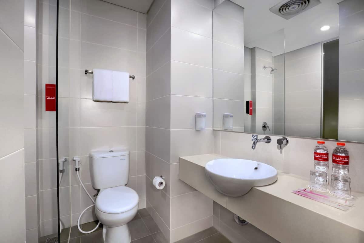 deluxe room | bathroom | shower, free toiletries, slippers, towels
