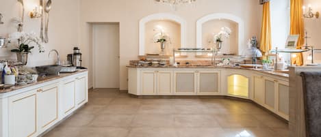 Free daily buffet breakfast