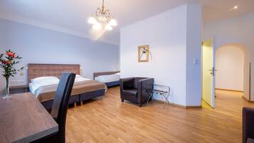 Grand kamer, 1 twee- of 2 eenpersoonsbedden | Een kluis op de kamer, een bureau, geluiddichte muren