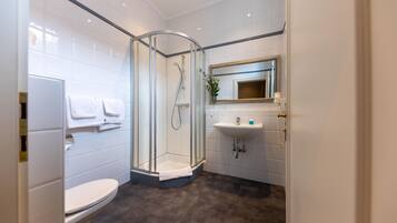 Comfort-Doppel- oder -Zweibettzimmer | Badezimmer | Umweltfreundliche Kosmetikartikel, Haartrockner, HandtĂŒcher