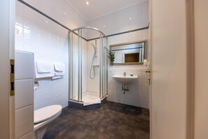 Chambre Confort Double ou avec lits jumeaux | Salle de bain | Articles de toilette écologiques, sèche-cheveux, serviettes fournies